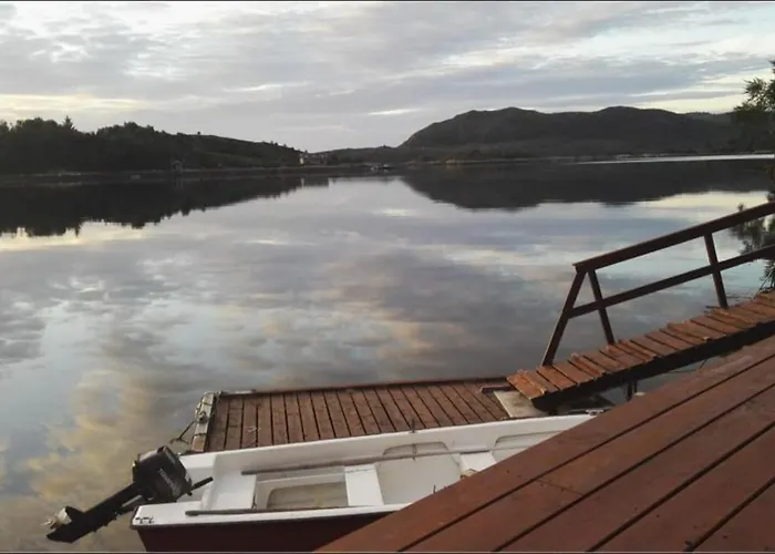 Feriehus Og Naust I Idylliske Omstendigheter