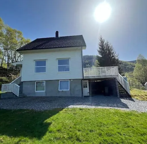 Feriehus Og Naust I Idylliske Omstendigheter