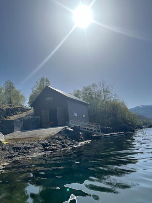 Og Naust I Idylliske Omstendigheter